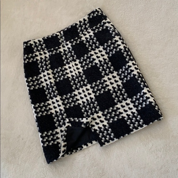 Women’s size 4 ebony & ivory herringbone skirt - Picture 2 of 3